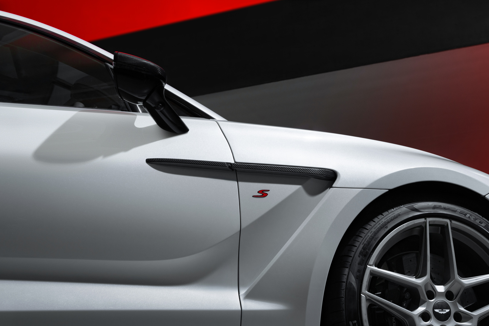SMALL_Aston Martin DBX S_8